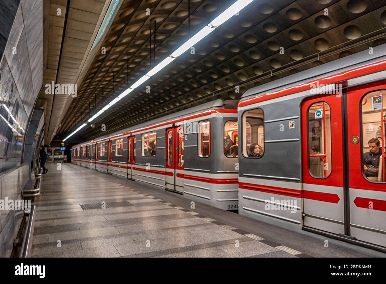 Treno che arriva alla stazione della metropolitana Malostranska a Mala Strana a Praga Repubblica Ceca Foto Stock