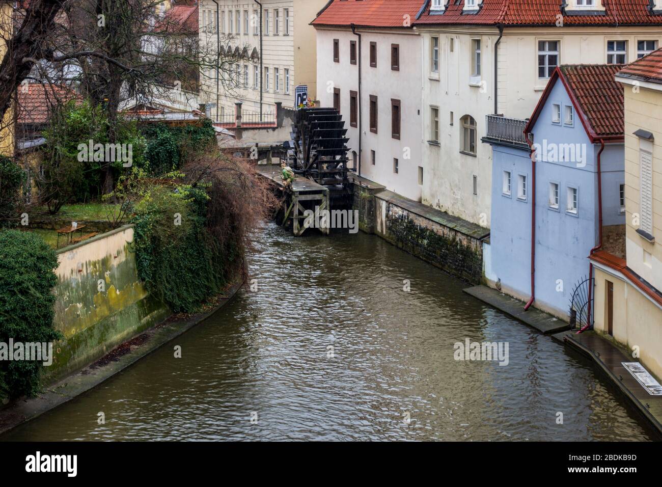 Grand Priory Water Mill sulla Čertovka, preso da un punto panoramico sul Ponte Carlo, Praga, Repubblica Ceca Foto Stock