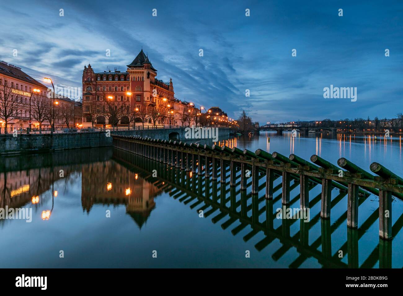 Una barriera di ghiaccio in legno a pali sul fiume Moldava vicino al Ponte Carlo, Praga Repubblica Ceca. Preso appena prima dell'alba, ora blu Foto Stock