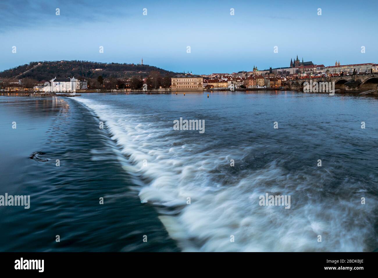 Acqua che scorre su uno stramazzo sul fiume Moldava vicino al Ponte Carlo, Praga, Repubblica Ceca Foto Stock