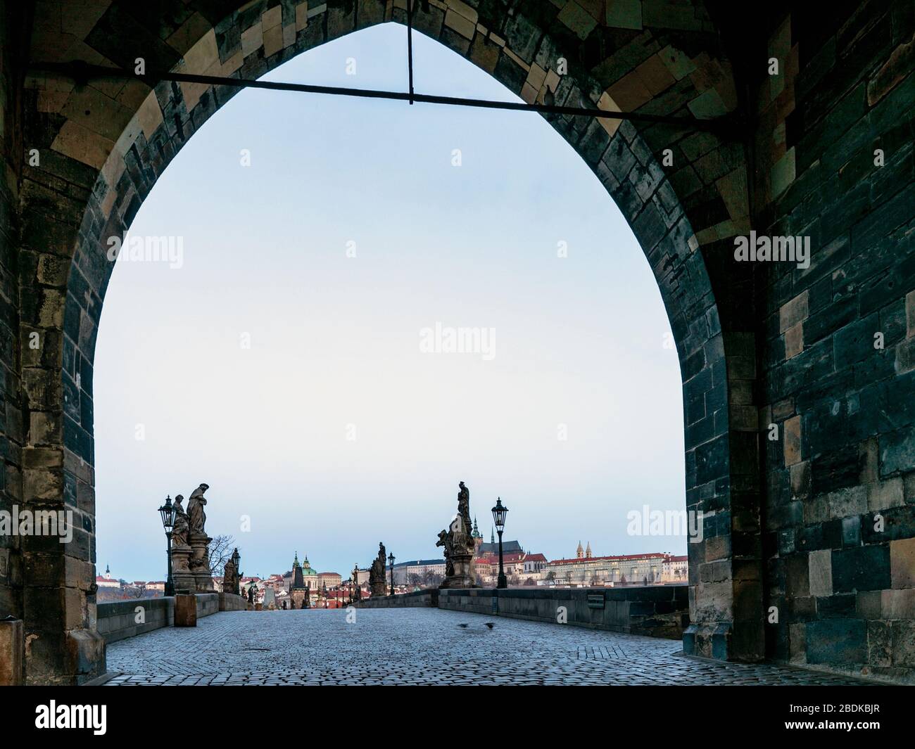 Vista del Ponte Carlo da sotto la Torre del Ponte della Città Vecchia, Praga, Repubblica Ceca Foto Stock