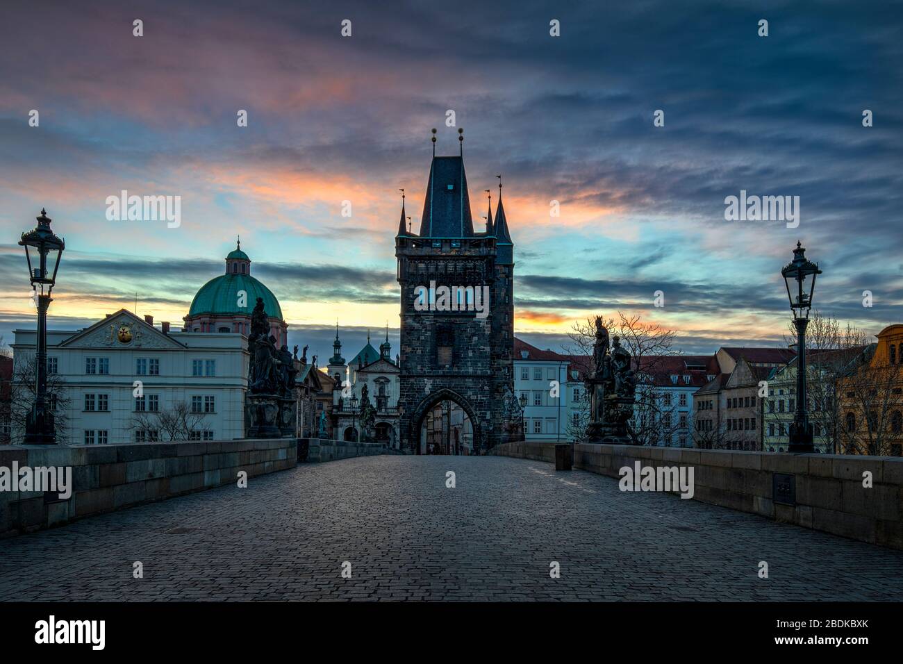 Ponte Carlo all'alba con le torri e le guglie della Città Vecchia oltre, Praga, Repubblica Ceca Foto Stock