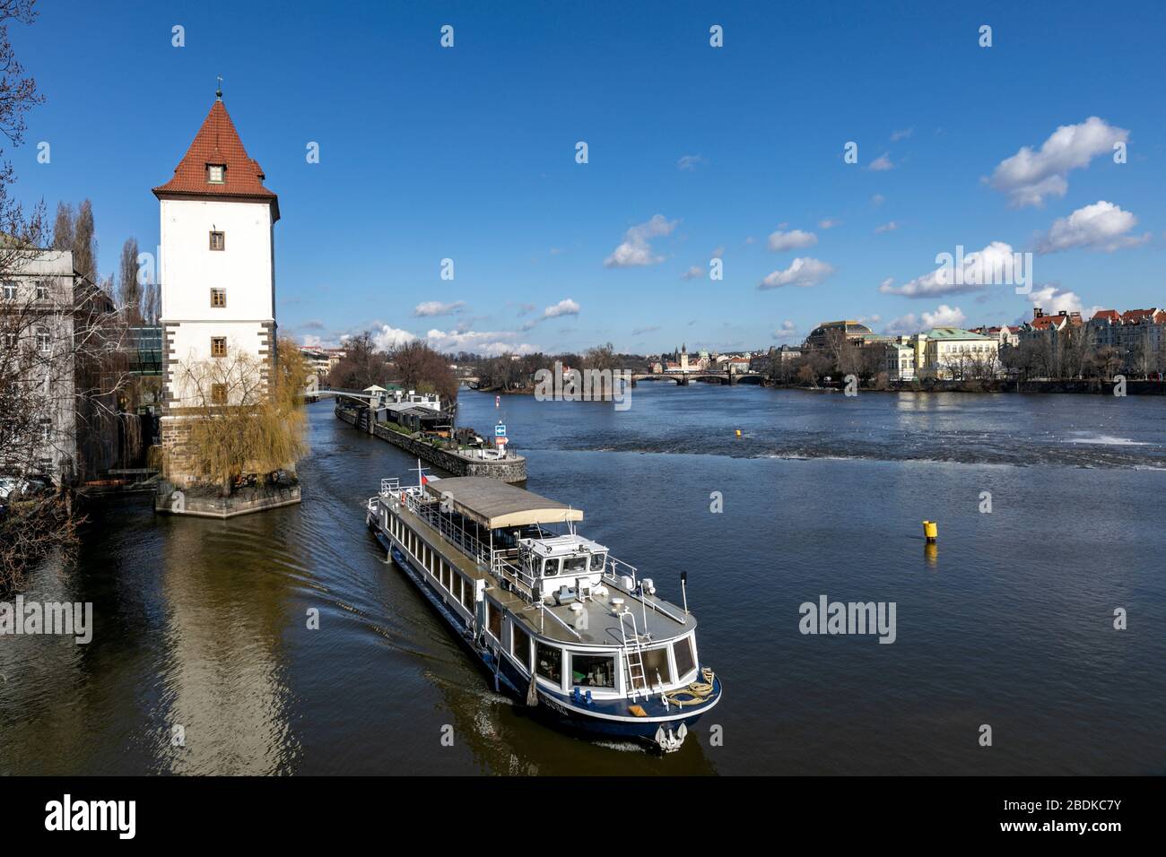 Giro turistico barca vela passando uno stramazzo sul fiume Moldava, Praga, Repubblica Ceca Foto Stock