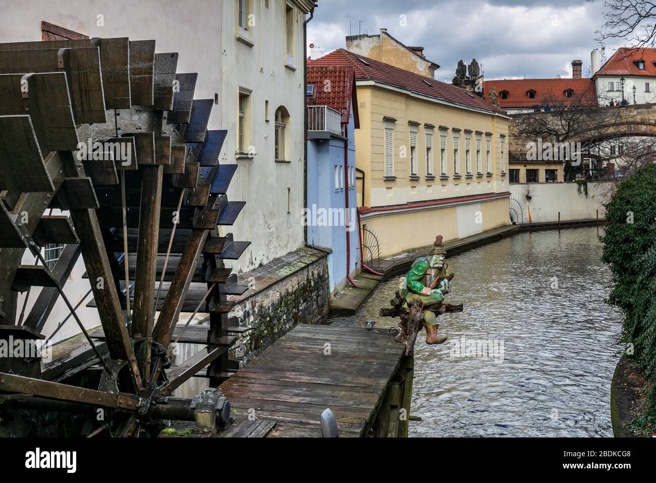 Statua di uno sprite d'acqua, un popolare essere soprannaturale dalle fiabe ceche e slaviche, Grand Priory Water Mill sulla Čertovka, Kampa Island, Praga Foto Stock
