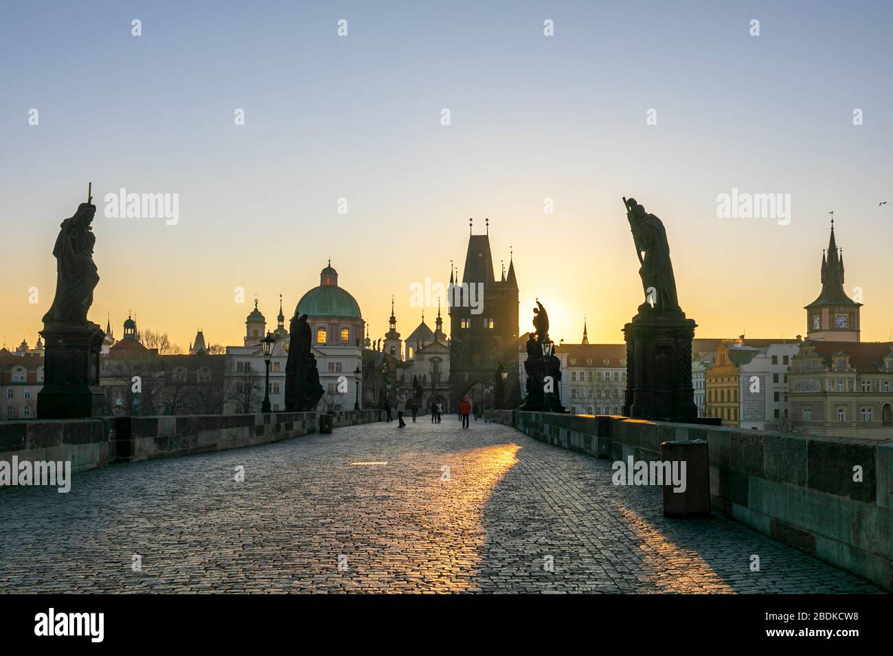 Ponte Carlo all'alba con le torri e le guglie della Città Vecchia oltre, Praga, Repubblica Ceca Foto Stock