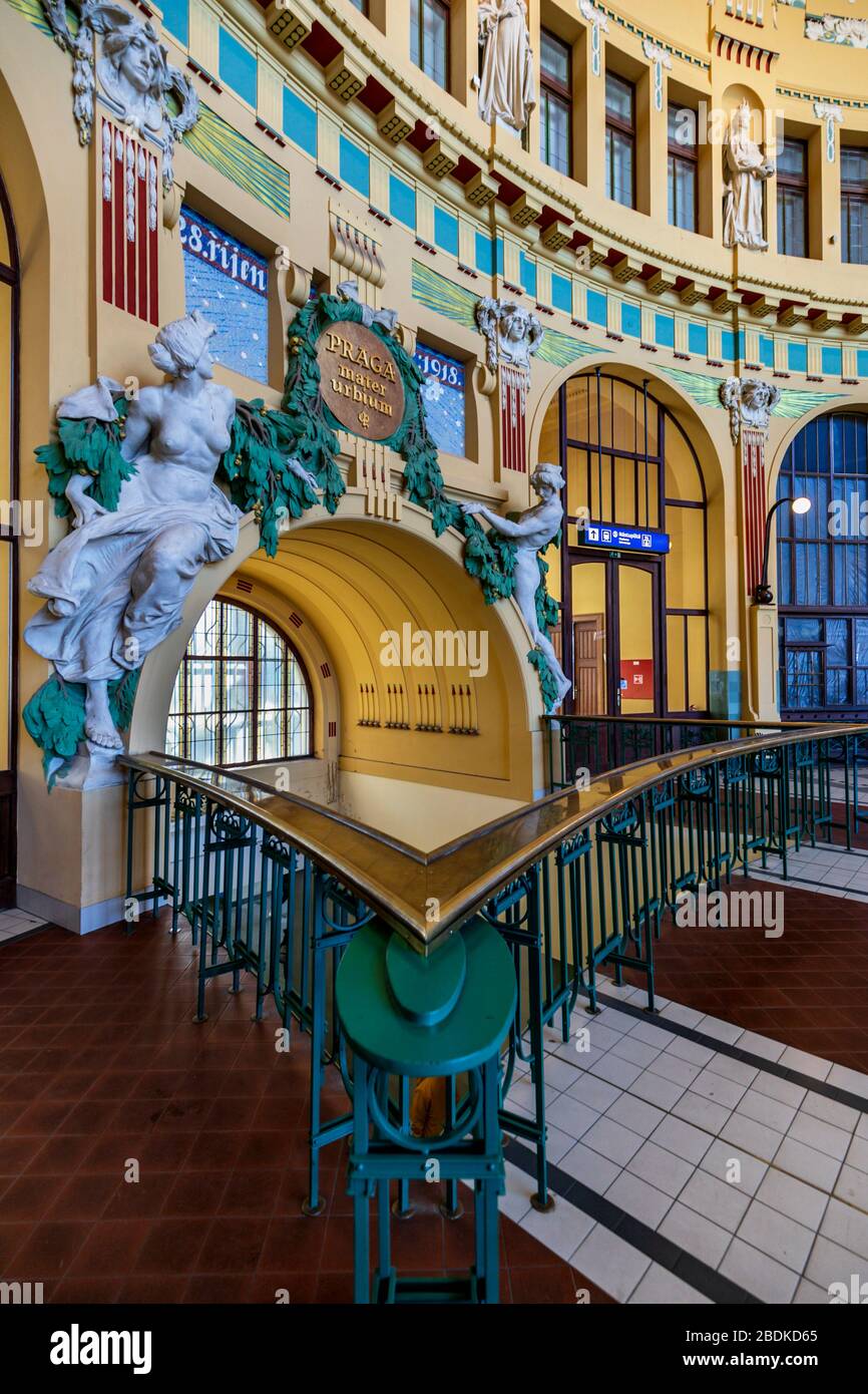 Art Nouveau hall, la vecchia stazione ferroviaria di Praga o Praha Hlavní Nádraží, Praga, Repubblica Ceca Foto Stock