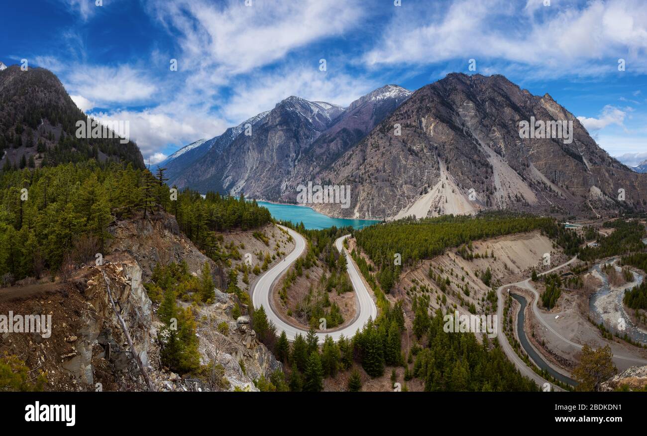 Strada panoramica nel paesaggio delle montagne canadesi Foto Stock