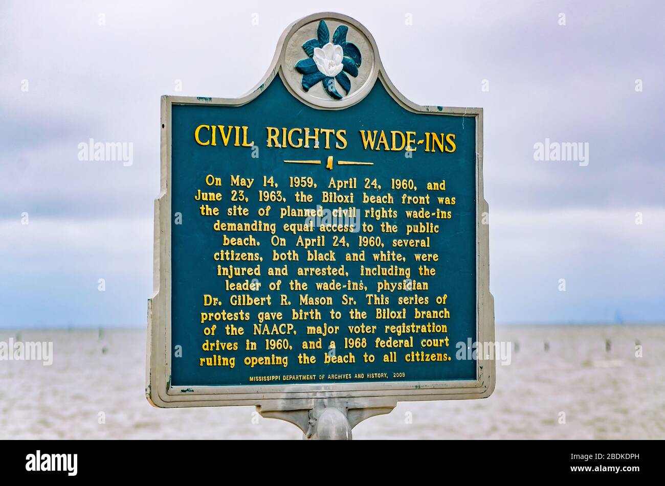 Un marcatore storico commemora il sito di tre Wade-in Biloxi per desegregare Biloxi Beach durante il movimento per i diritti civili a Biloxi, Mississippi. Foto Stock