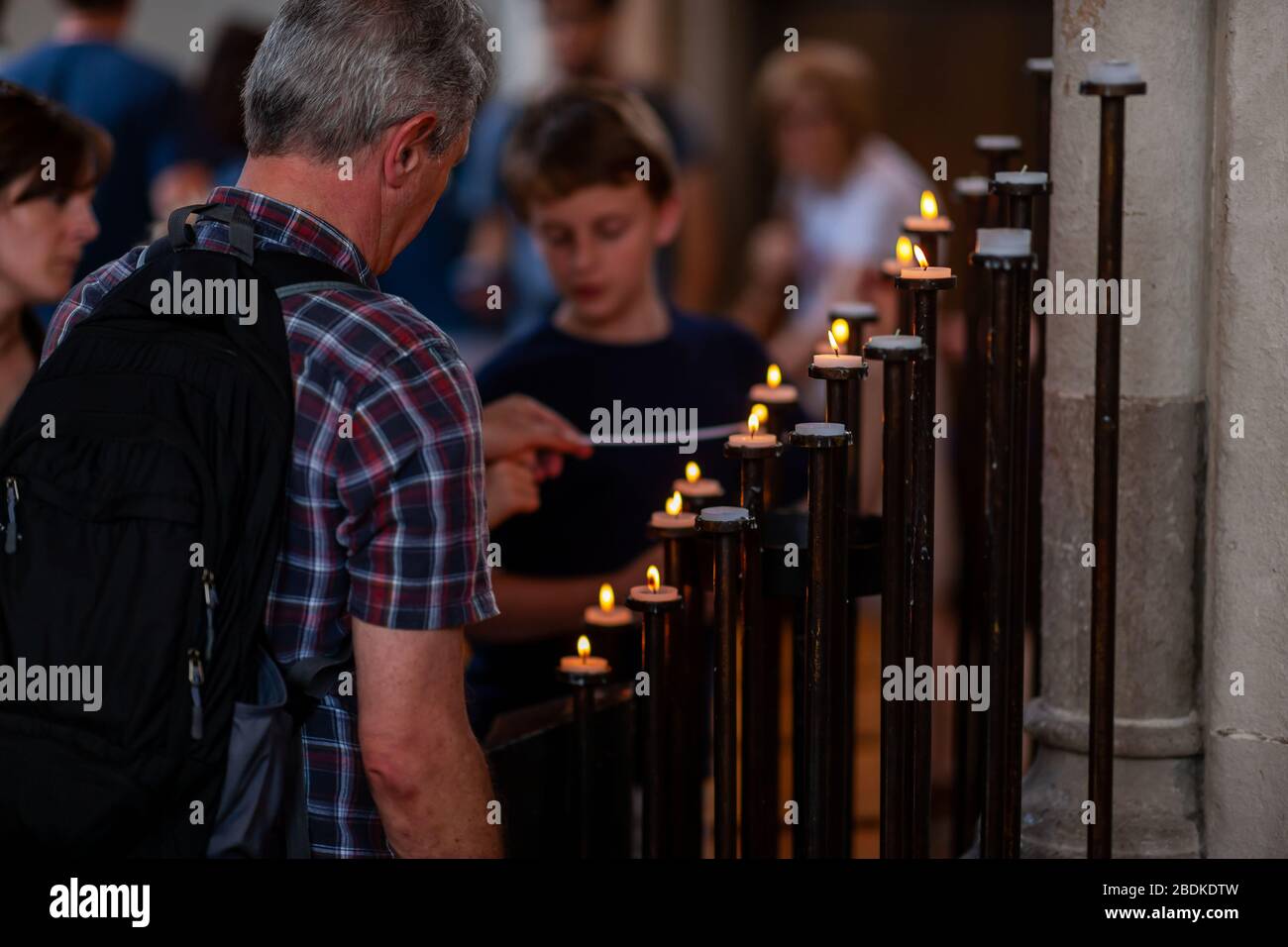 I visitatori illuminano le candele di preghiera all'interno della Tower of London's Chapel Royal nel centro di Londra, Regno Unito. Foto Stock