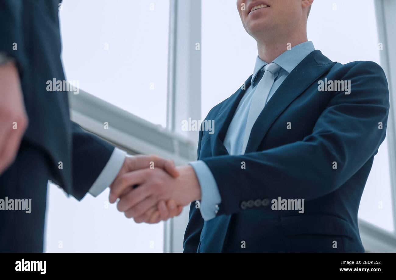 Stretta di mano del business partner dopo un favorevole accordo commerciale Foto Stock