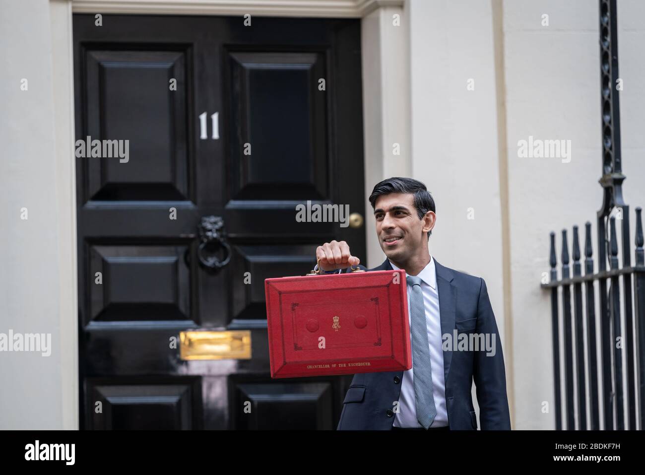 Bilancio 2020: Il Cancelliere Rishi Sunak pone fuori 11 Downing Street con la scatola rossa di bilancio prima di consegnare il suo primo bilancio. Londra, Regno Unito Foto Stock