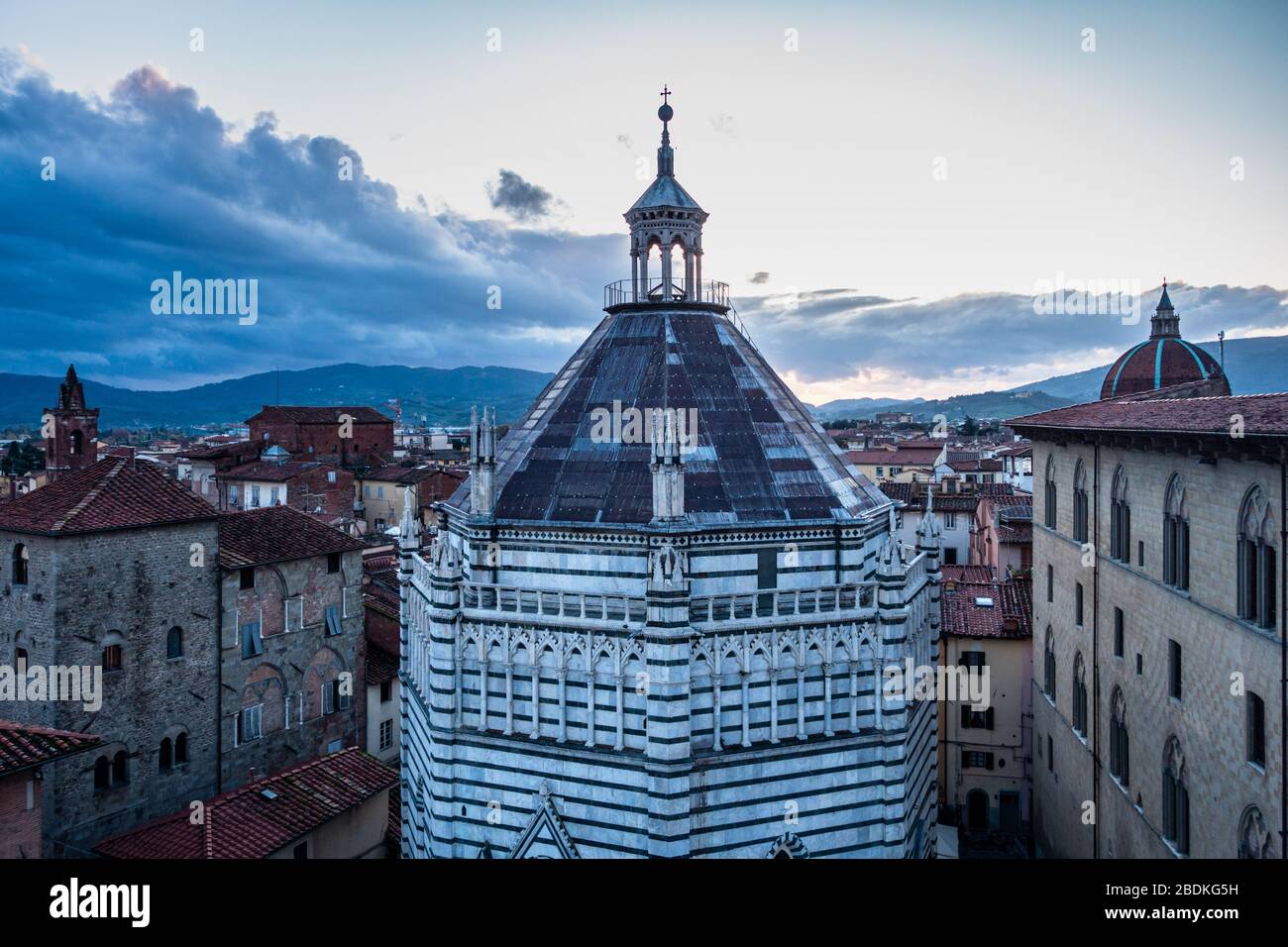 Vista panoramica al tramonto del Battistero di San Giovanni in corte dal campanile della Cattedrale di Pistoia, Toscana, Italia Foto Stock