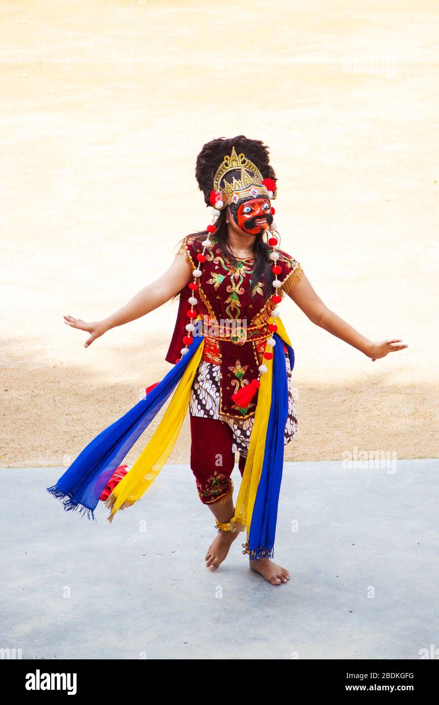 Isola di Bintan, Indonesia - 23 luglio 2017: La danzatrice indonesiana locale indossa una maschera di Topeng e un costume ornato mentre si esibisce in narrative tradizionali Foto Stock