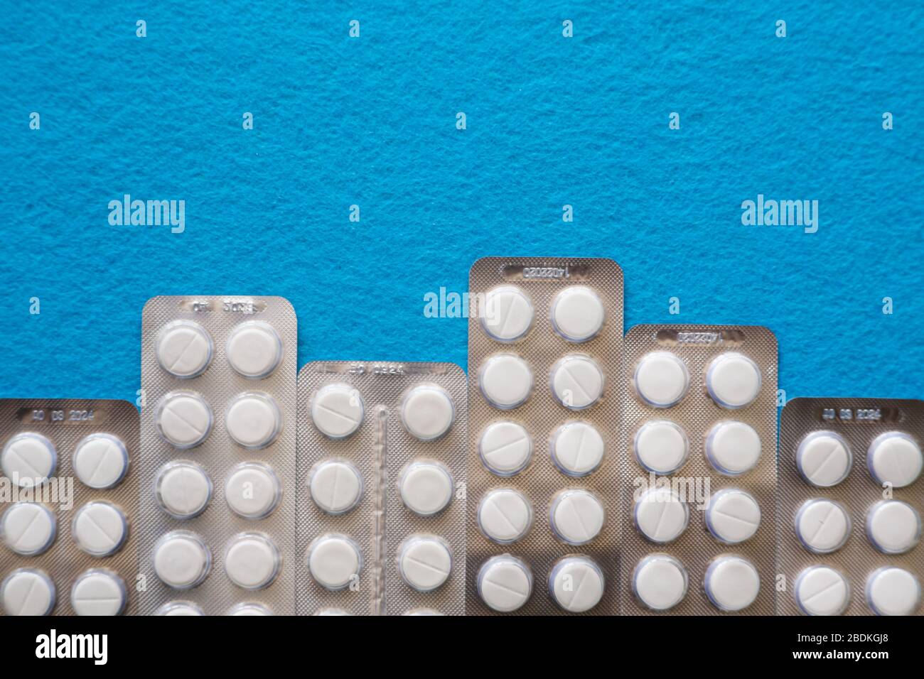 Compresse in blister pattern su sfondo blu. Preparazioni mediche. Sfondo blu medico. Diversi tipi di farmaci. Primo piano Foto Stock