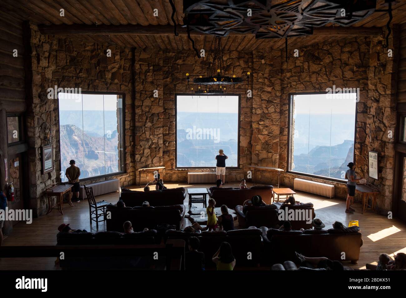 Vista dall'interno del Grand Canyon Lodge, North Rim, GCNP, Arizona Foto Stock