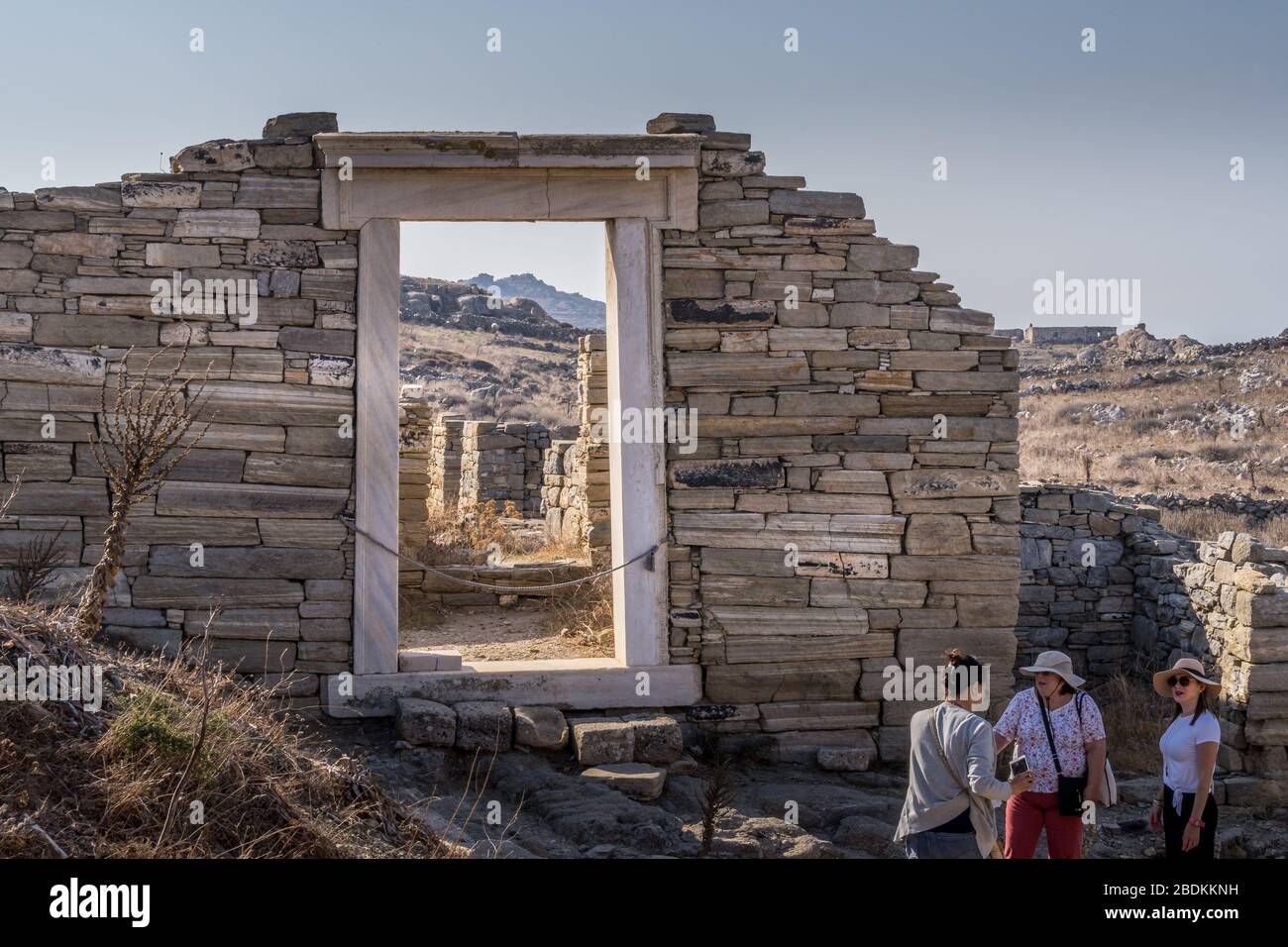 Delos, Grecia - 15 ottobre 2019. Persone che visitano le rovine dell'isola di Delos, Grecia, un sito archeologico vicino a Mykonos nell'arco delle Cicladi del Mar Egeo Foto Stock