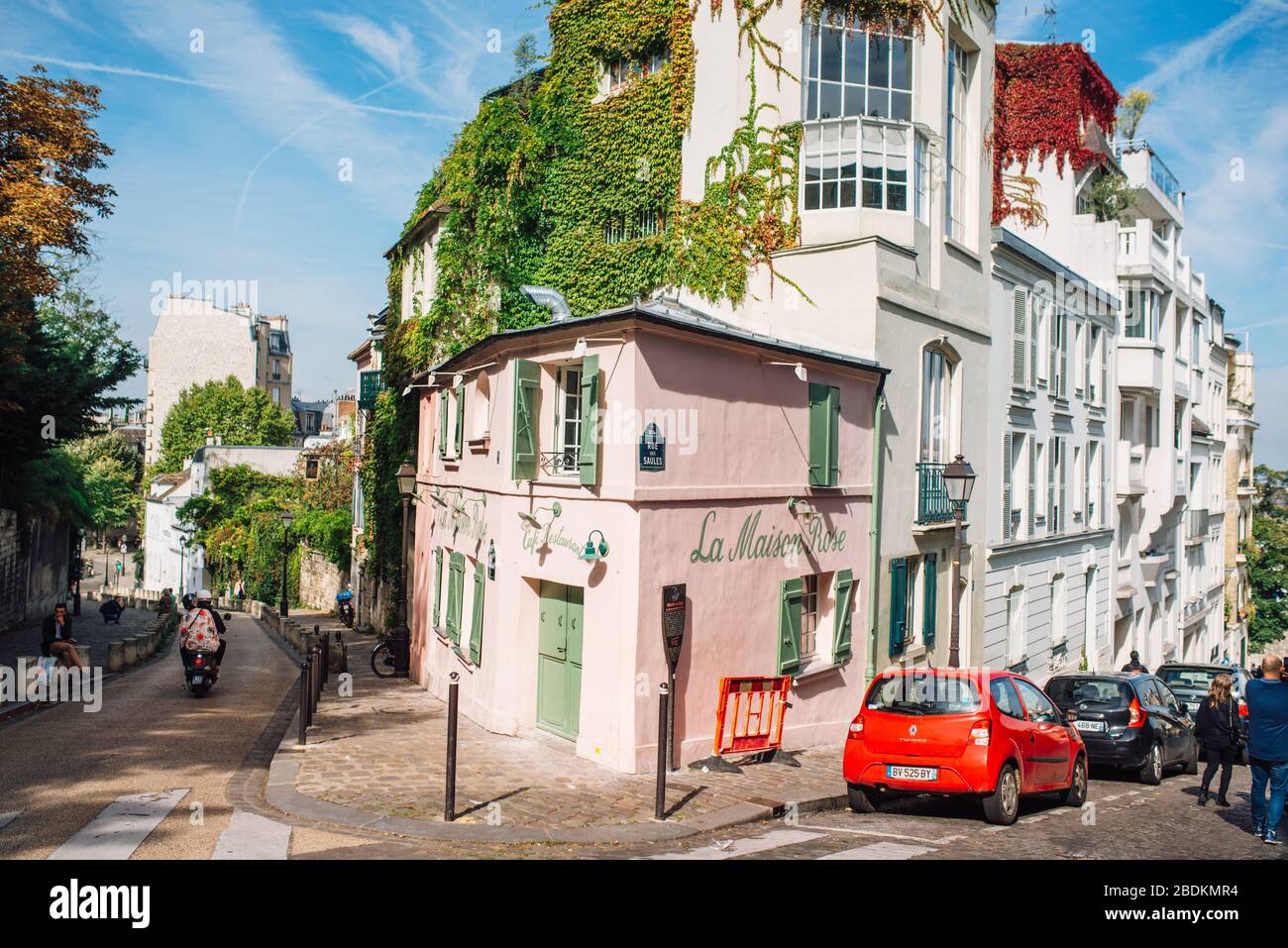 Parigi, Francia la famosa casa rosa di Montmartre, dove un tempo visse e creò Maurice Utrillo. Foto Stock