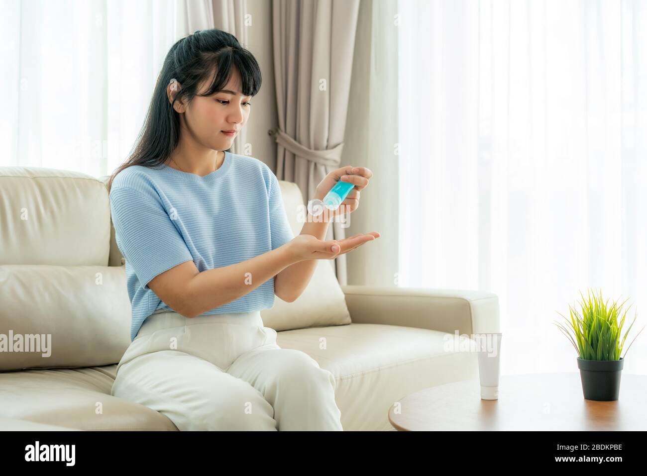 Utero asiatico con gel antisettico imbevuto di alcool, prevenzione, pulizia frequente delle mani, prevenzione delle infezioni, scoppio di Covid-19 lavare le mani con sanitiz per le mani Foto Stock