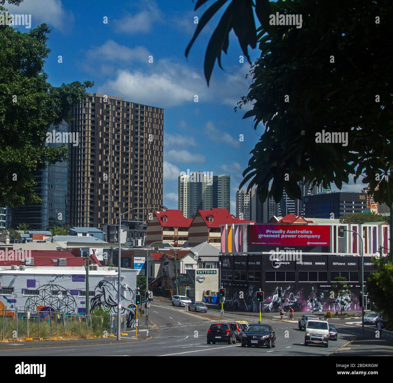 Alti e moderni edifici che torreggiano sopra quelli più vecchi all'incrocio stradale nell'area della Fortitude Valley della città di Brisbane in Queensland Australia Foto Stock