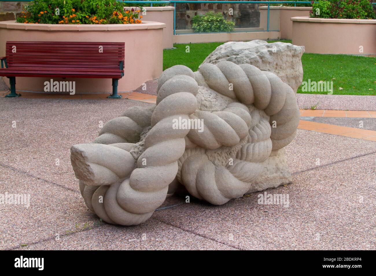 Arte all'aperto, scultura in pietra di corda aggrovigliata nel parco cittadino di Brisbane Australia Foto Stock