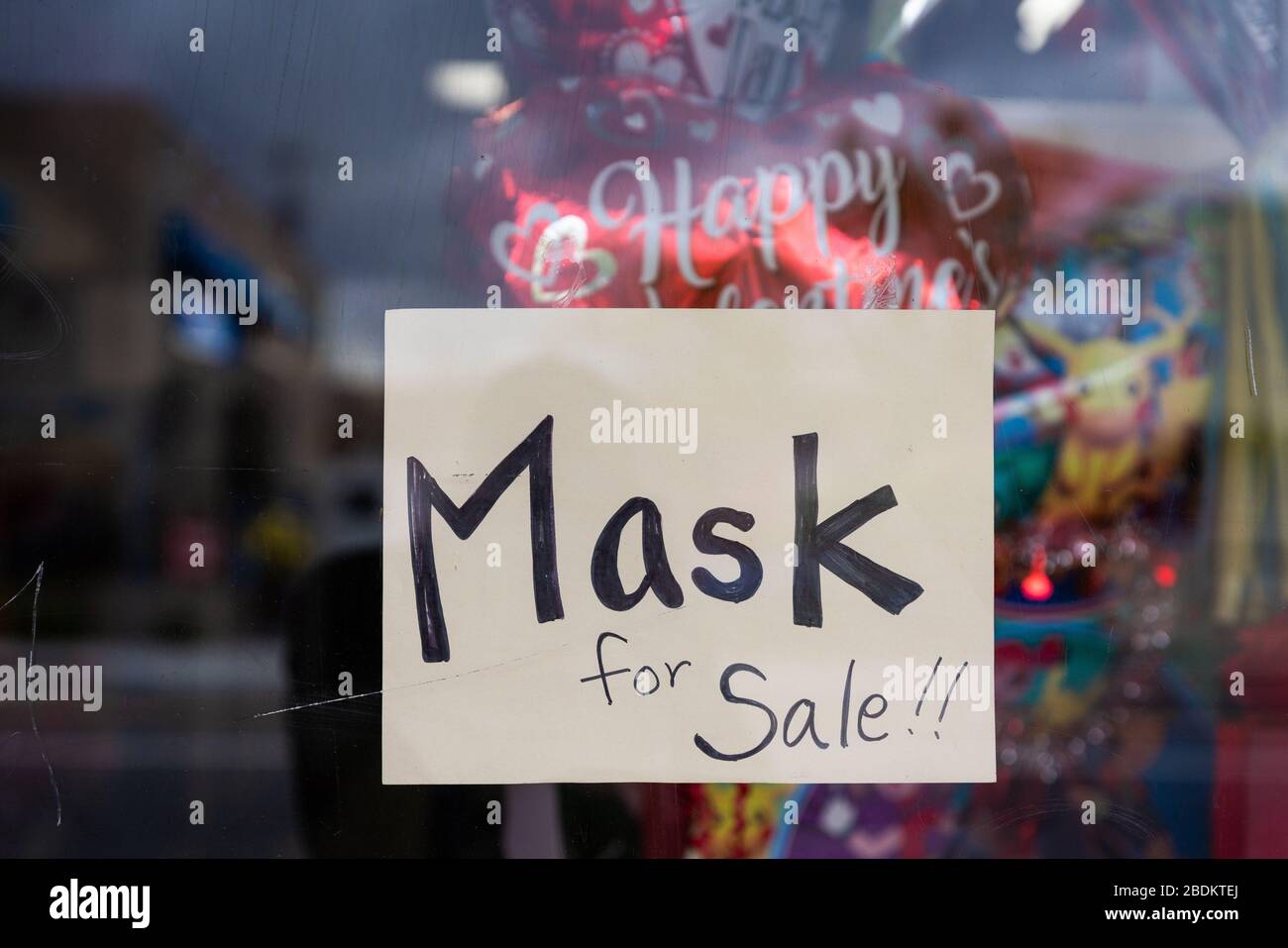 Accedi alla vetrina del negozio in dollari durante lo scoppio di Covid-19, che legge: Maschera in vendita!. A Los Angeles, California. Foto Stock