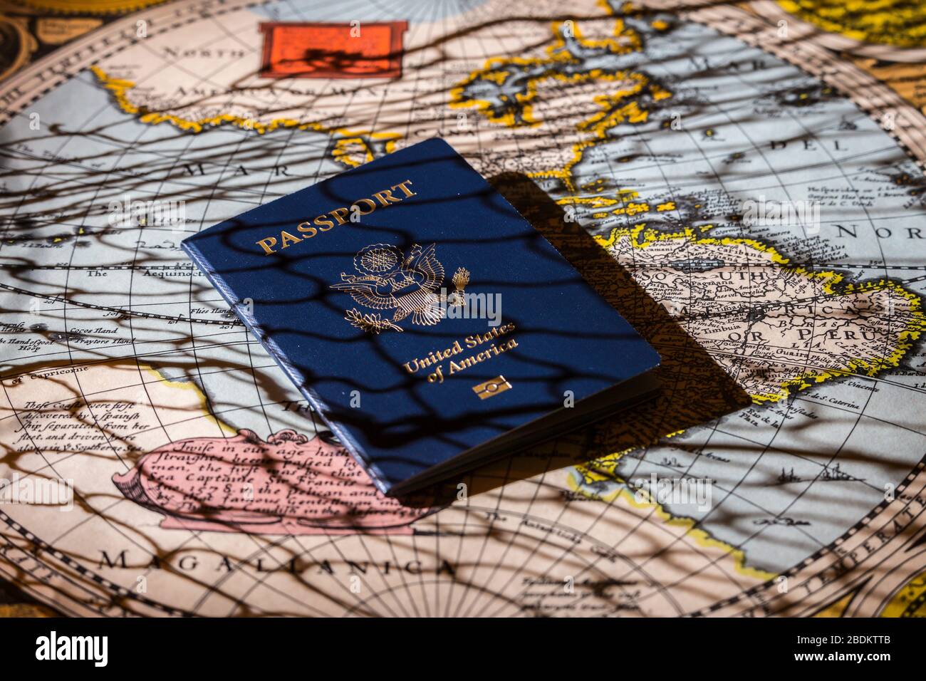passaporto degli stati uniti sulla mappa del mondo antico Foto Stock