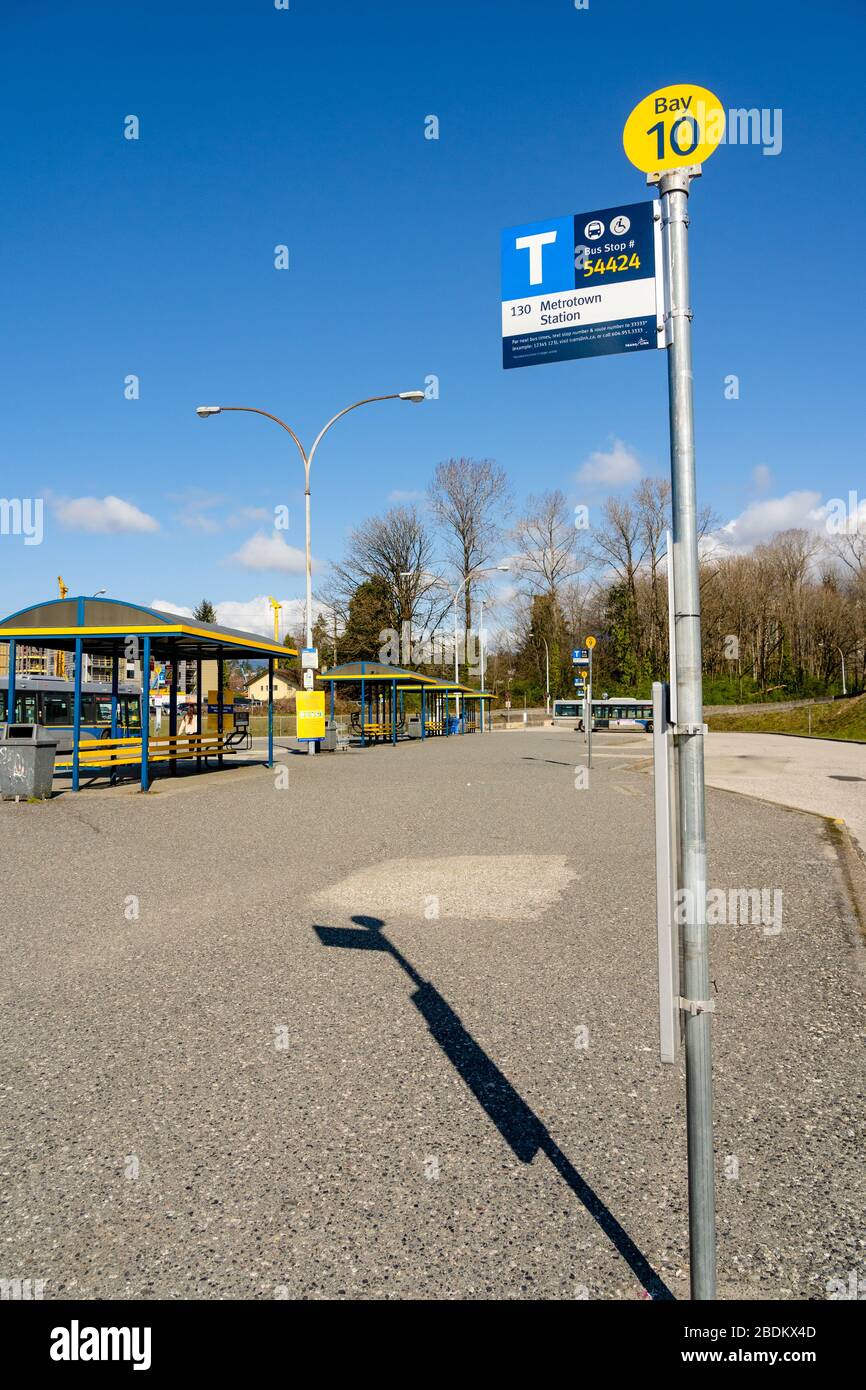 VANCOUVER, Canada - 7 aprile 2020: Praticamente deserta scambio di autobus di trasporto pubblico, a metà mattina, durante la pandemia Coronavirus Covid-19 Foto Stock
