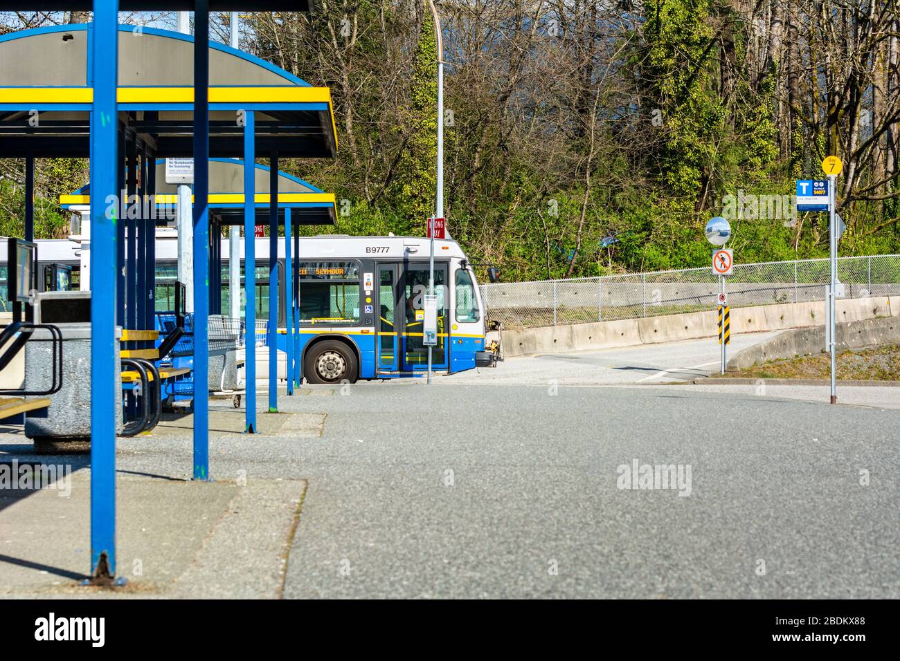 VANCOUVER, Canada - 7 aprile 2020: Praticamente deserta scambio di autobus di trasporto pubblico, a metà mattina, durante la pandemia Coronavirus Covid-19 Foto Stock
