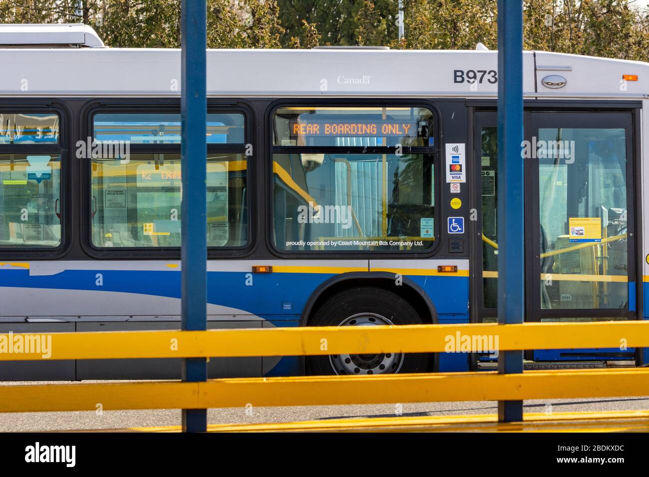 N. Vancouver, Canada - 7 aprile 2020: Bus di trasporto pubblico che visualizza il messaggio per i passeggeri di entrare nelle porte posteriori del veicolo durante la pandemia di Coronavirus Foto Stock