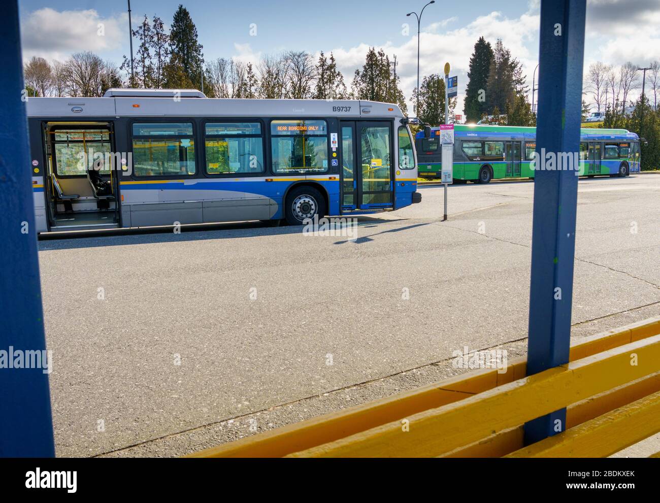 N. Vancouver, Canada - 7 aprile 2020: Bus di trasporto pubblico che visualizza il messaggio per i passeggeri di entrare nelle porte posteriori del veicolo durante la pandemia di Coronavirus Foto Stock
