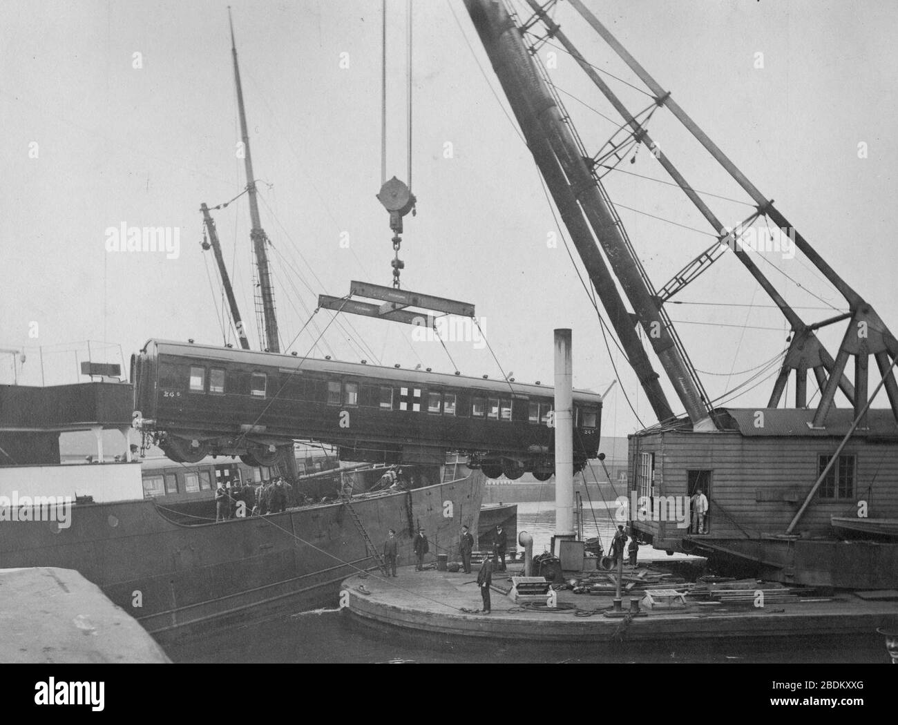 Carrozza ferroviaria GWR, contrassegnata da una Croce Rossa, caricata sulle SS Africa. Foto Stock