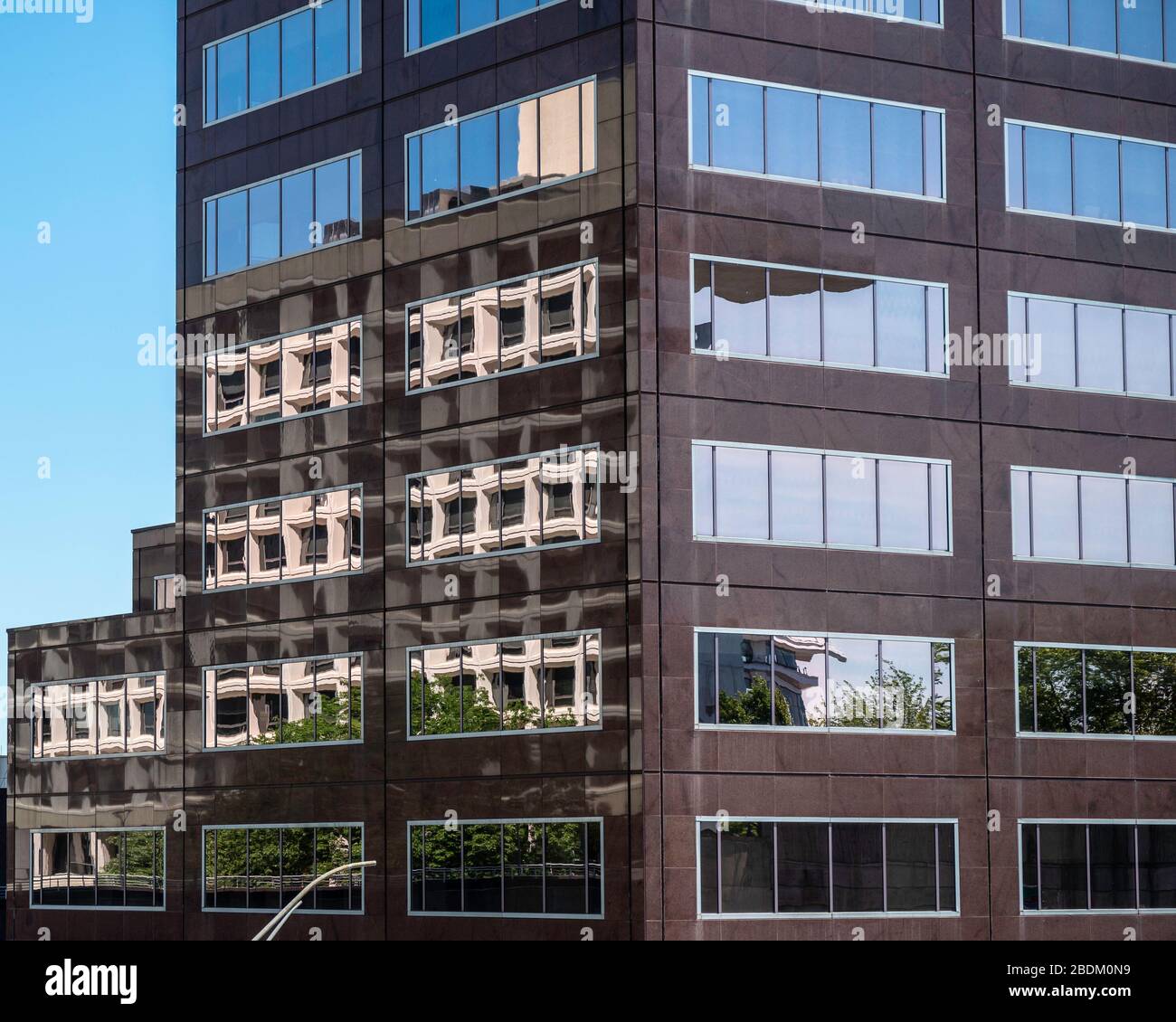 Riflessioni in un edificio di vetro di uffici preso nel centro di Hartford CT Foto Stock