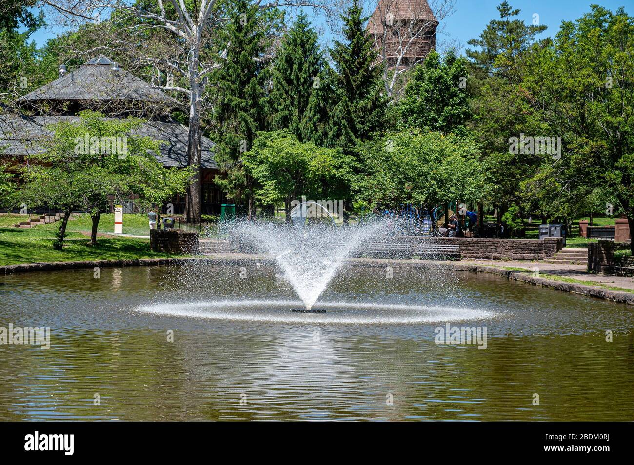 La Fontana di Lily Pond Bushnell Park Hartford CT. Soldati e marinai arco e la casa carosello sullo sfondo. Foto Stock