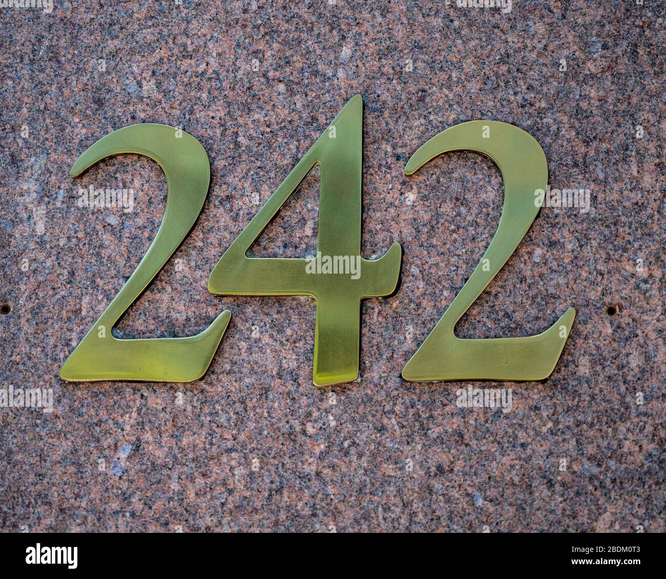 Numeri in oro o ottone, numeri su una parete di granito di un edificio di uffici preso nel centro di Hartford, CT Foto Stock