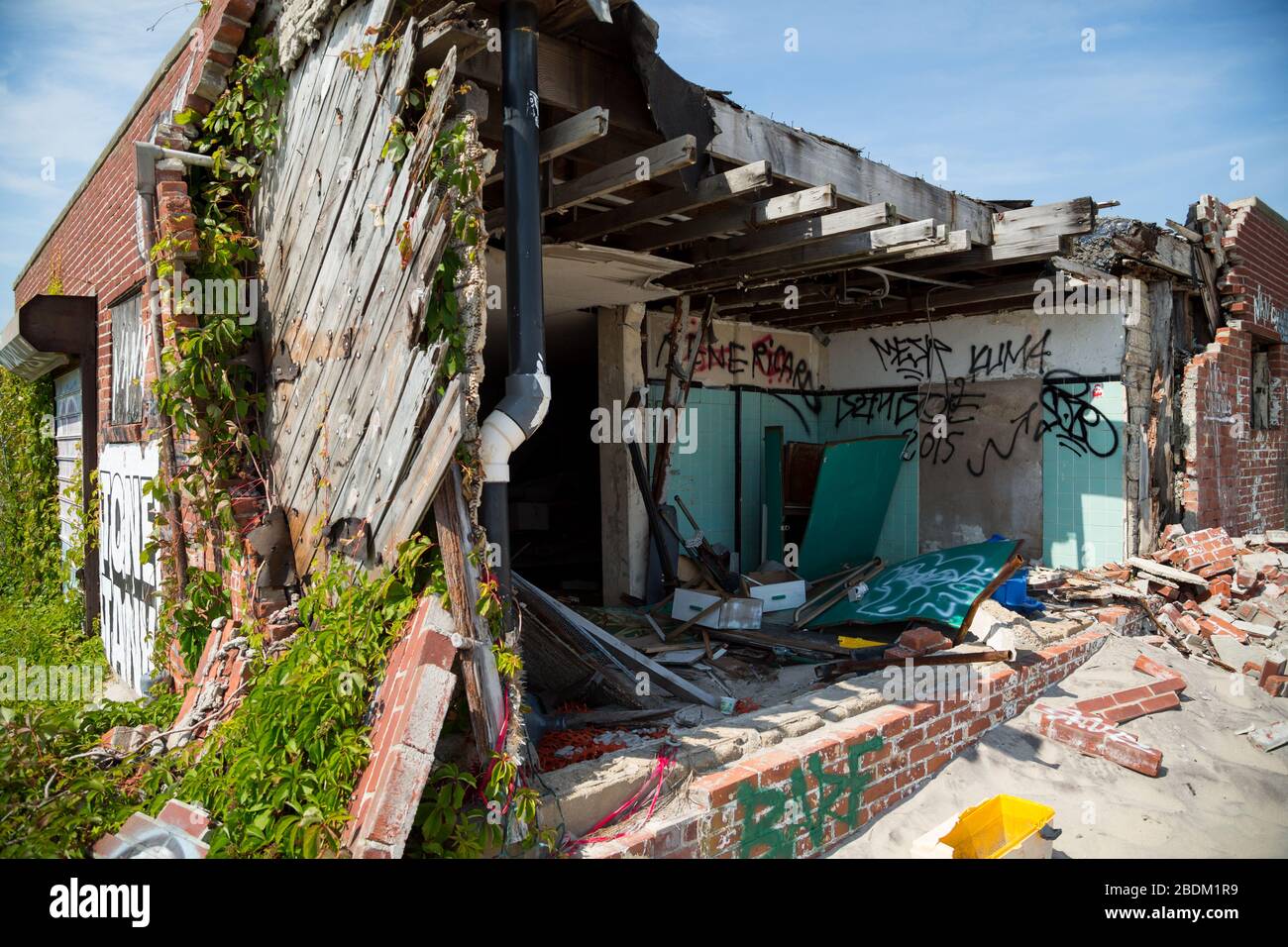 Spiaggia fuori edifici distrutti dopo l'uragano Sandy. Foto Stock