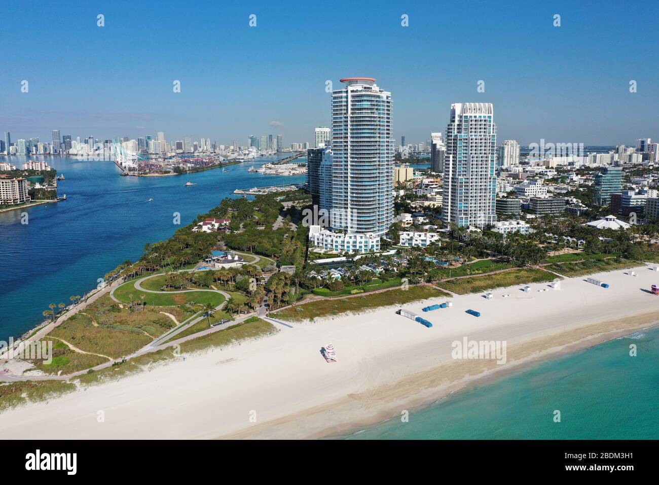 Veduta aerea di South Beach a Miami Beach, Florida priva di persone sotto Coronavirus pandemic spiaggia e chiusura del parco. Foto Stock