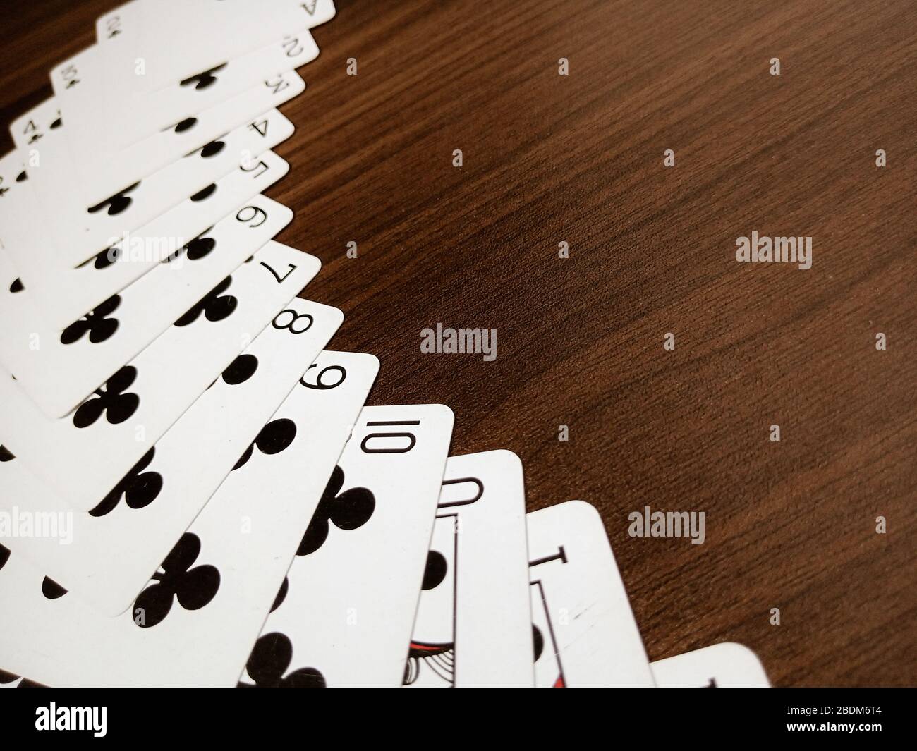 Giocare a carte in tavolo di legno bianco e nero godersi il gioco Foto Stock
