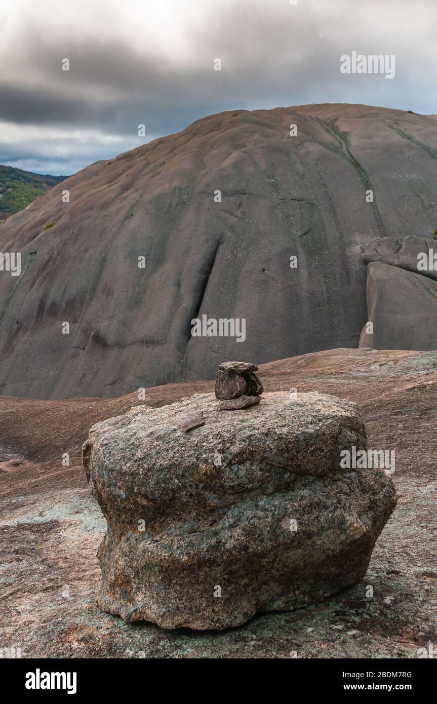 Una vista sulla cima del casale di Baldy Rock nel Giraween National Park di Stanthorpe nel Queensland, Australia. Foto Stock