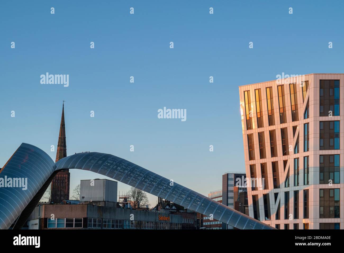 Edificio Millennium View, Whittle Arch e ponte di vetro all'alba in Millennium Place, Coventry, West Midlands, Inghilterra Foto Stock