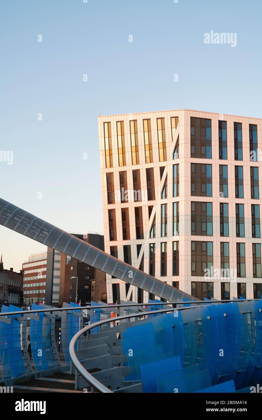 Edificio Millennium View, Whittle Arch e ponte di vetro all'alba in Millennium Place, Coventry, West Midlands, Inghilterra Foto Stock