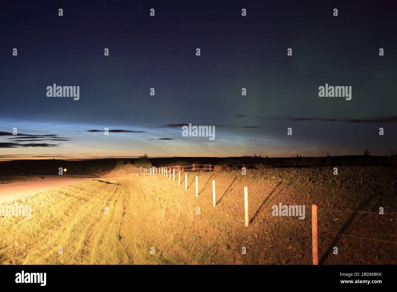 Nottilucente nuvole su Alberta Foto Stock