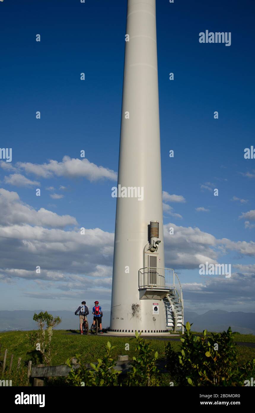 WELLINGTON, NUOVA ZELANDA - 4 aprile 2020: Persone in piedi accanto alla turbina eolica di Brooklyn Foto Stock