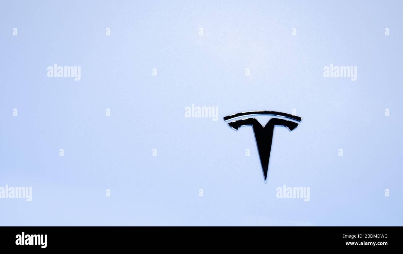 AUCKLAND, NUOVA ZELANDA - 4 aprile 2020: Logo Tesla T su sfondo bianco modello 3 Foto Stock