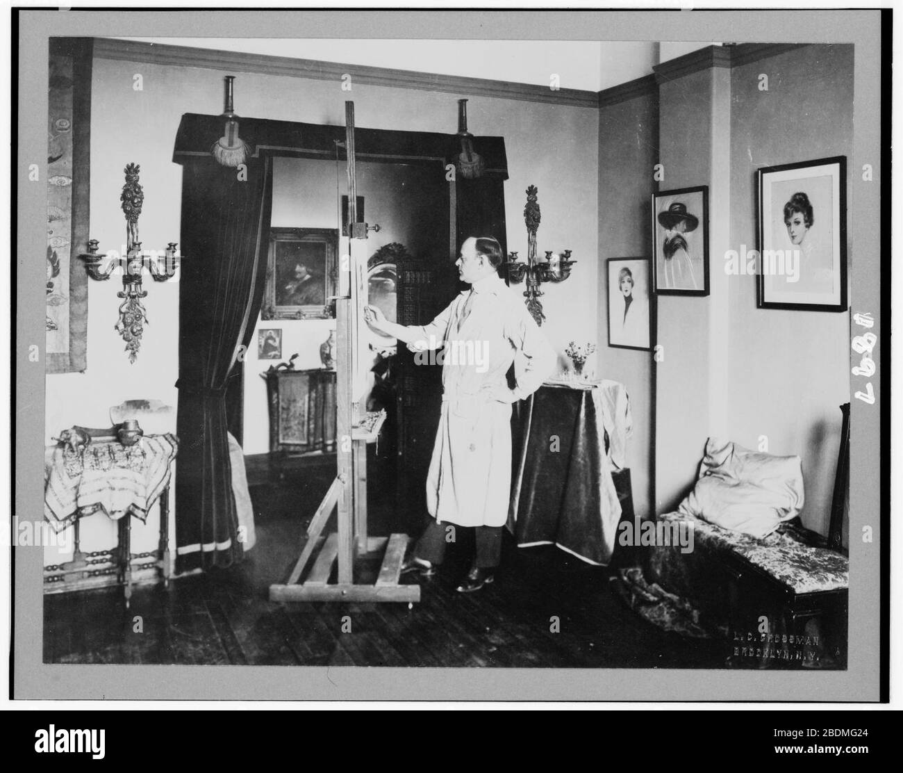 Hamilton King, ritratto a tutta lunghezza, in piedi a cavalletto, di fronte a sinistra, nel suo studio) - L.C. Crossman, Brooklyn, N.Y Foto Stock