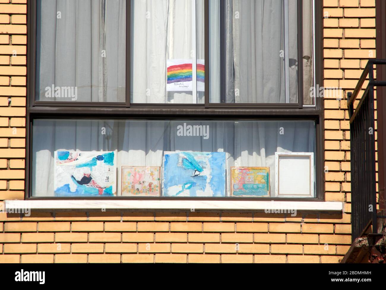 Montreal, Canada - 4 aprile 2020: Disegni di arcobaleno in finestra, dipinti da bambini. Le immagini dei rainbow hanno cominciato a nascire in su nelle finestre dopo scho Foto Stock