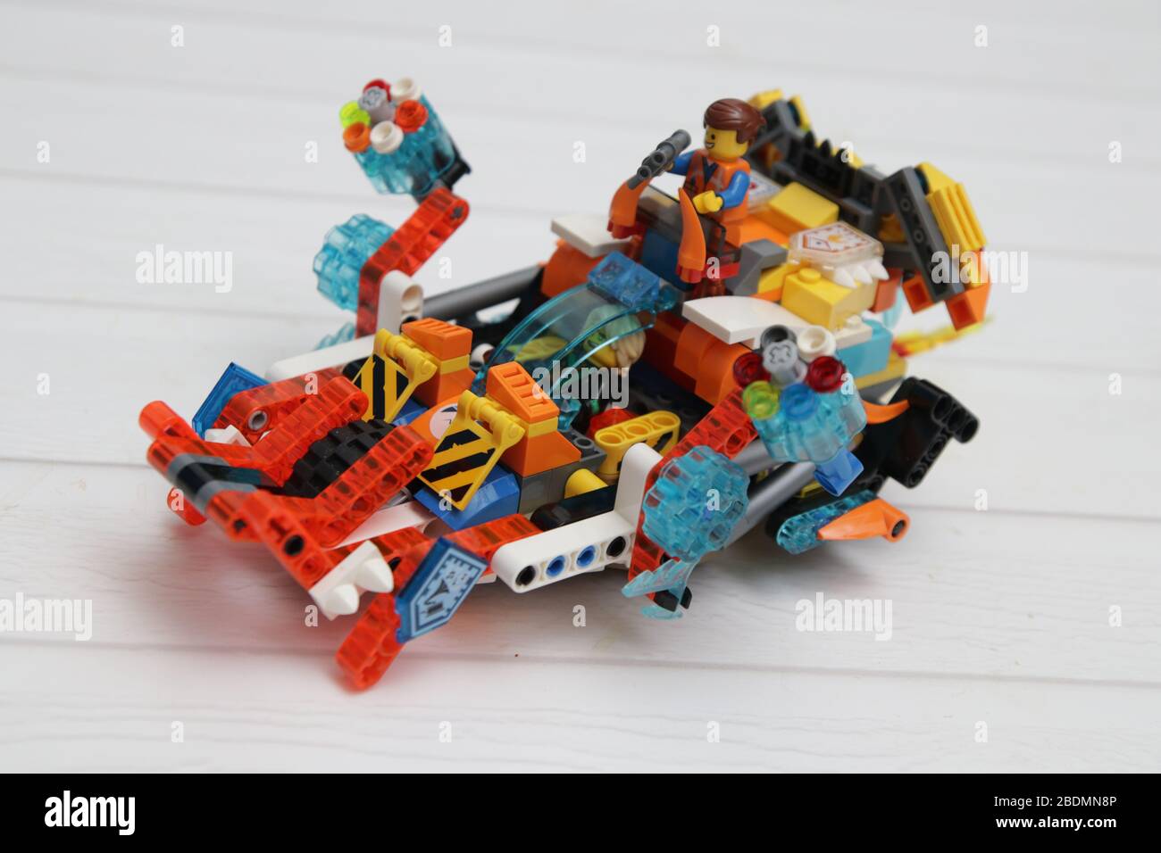 Armatura LEGO Brick Creation. Crea creatività immaginazione 10 anni ragazzo  giocare stile libero con la sua collezione di mattoni blocco Foto stock -  Alamy