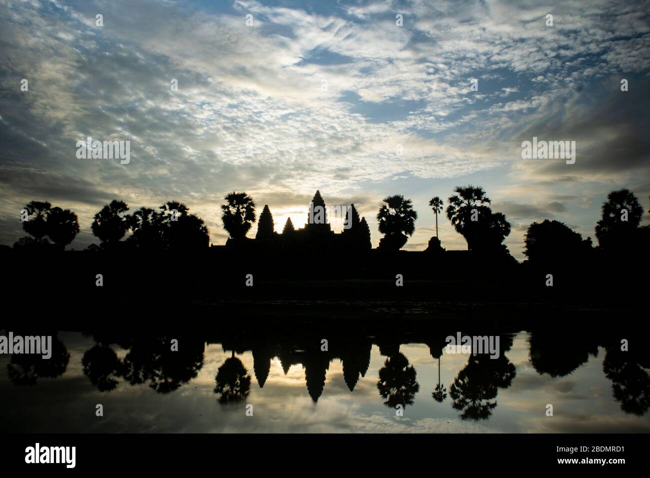 Alba sul Wat Angkor con riflesso lago. Foto Stock