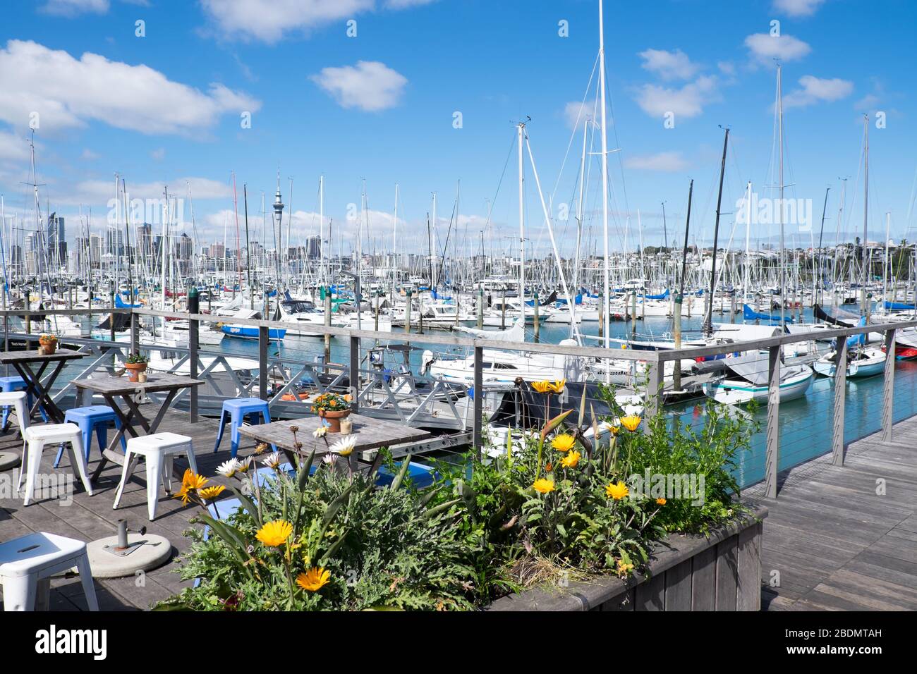 Auckland, Nuova Zelanda, Nuova Zelanda, Nuova Zelanda - 16 settembre 2020: Caffetteria all'aperto a Westhaven Marine con vista delle barche. Foto Stock