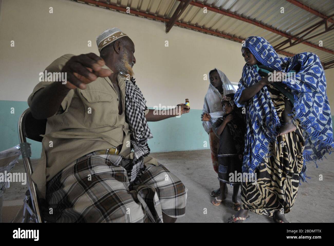 Hanle II Village Chief Ali Gadito Ali consegna Albendazole Foto Stock
