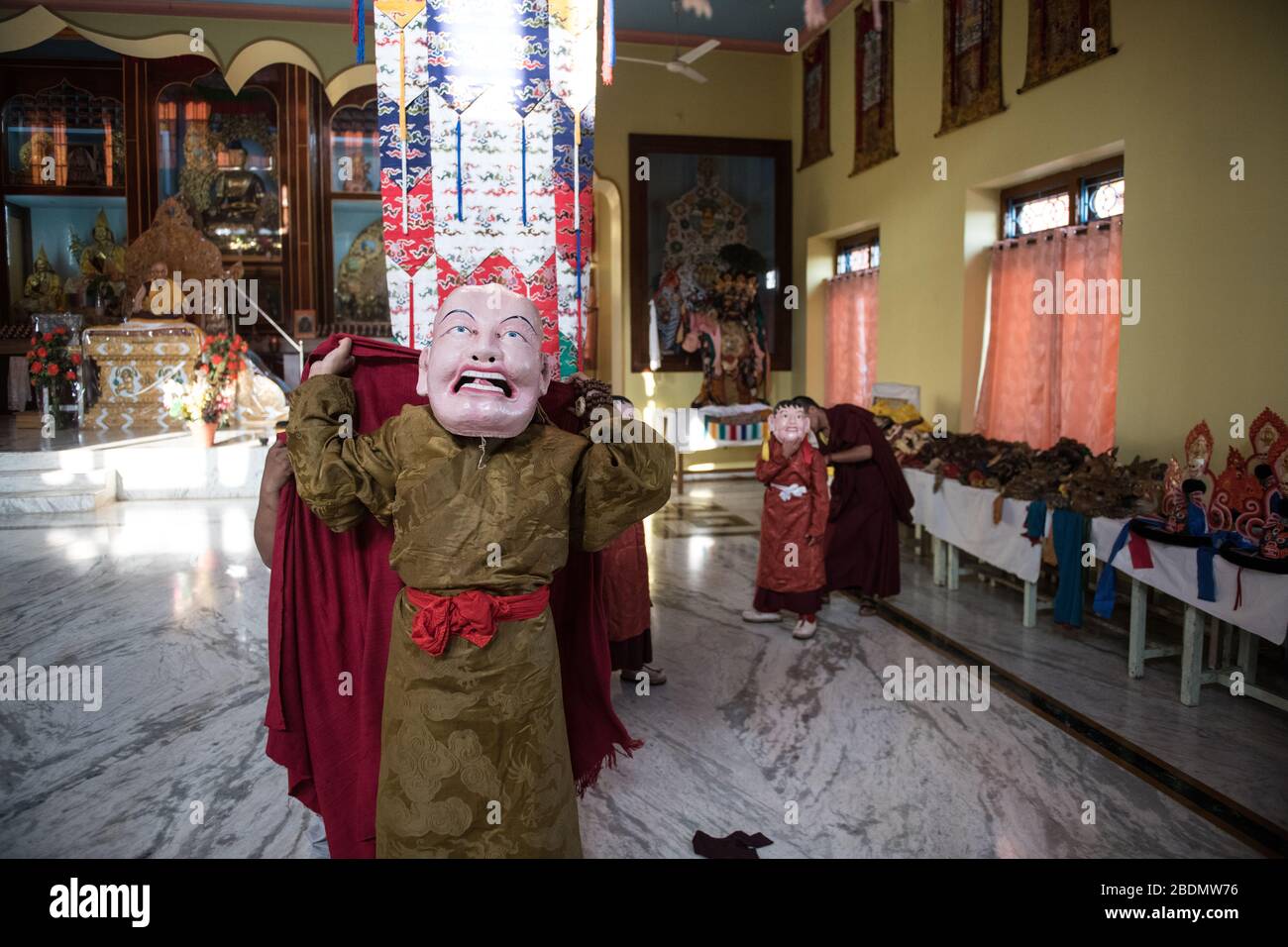 Monaci tibetani che si preparano alla danza Cham, suonati durante il Losar (Capodanno tibetano) a Gurupura Tibetan Settlement, Karnataka, India del Sud. Foto Stock